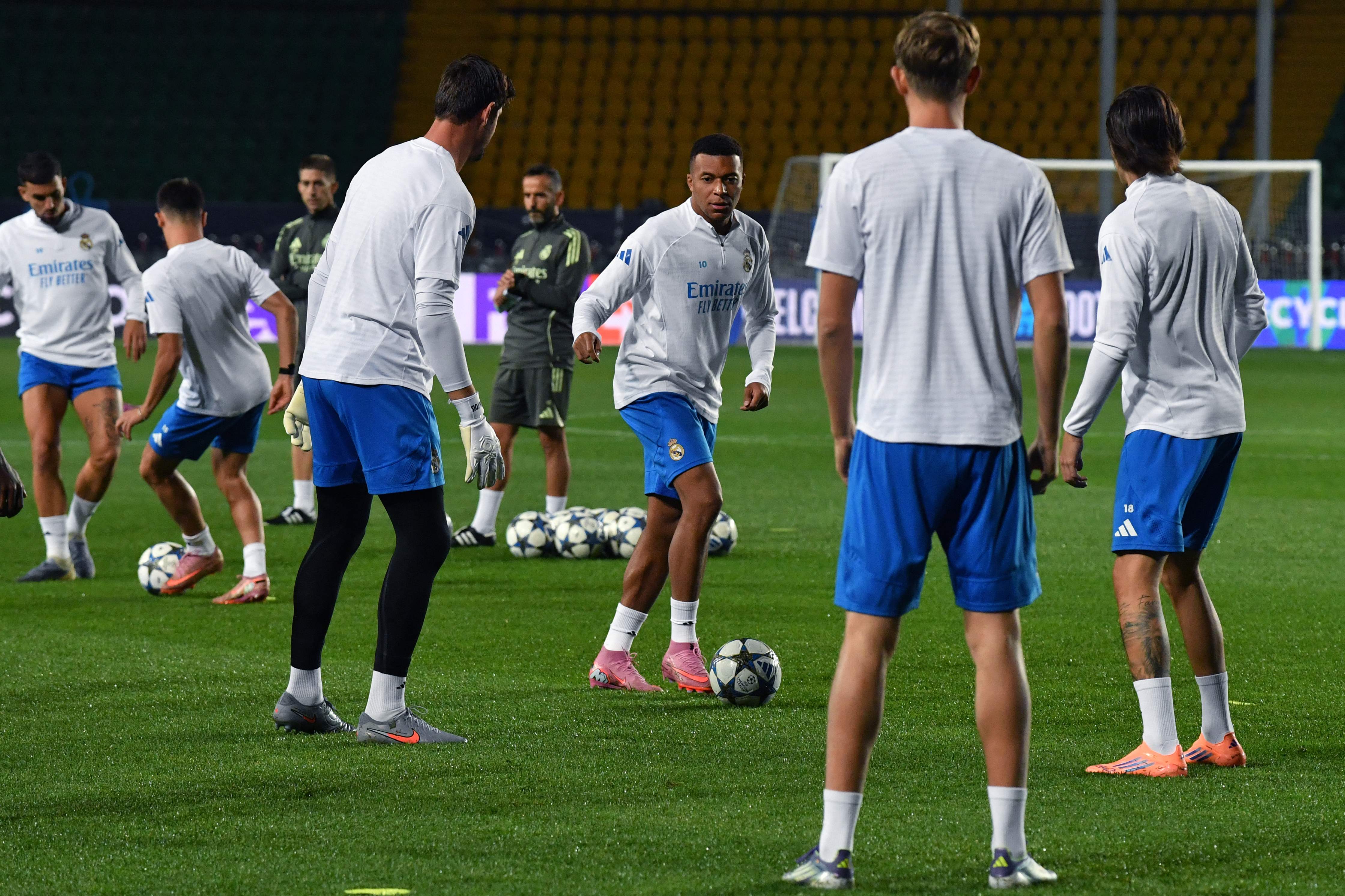 开云体育赛事-包含赛前体能课后，瓦伦西亚外线爆发备战葡超，压力陡增，身体对抗强度拉满的词条